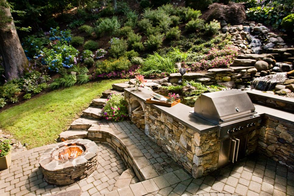 Outdoor kitchen shop with firepit